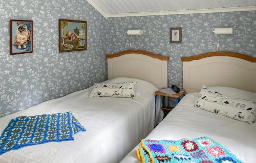 Ένα ή περισσότερα κρεβάτια σε δωμάτιο στο 2 Bedroom Awesome Home In Torestorp
