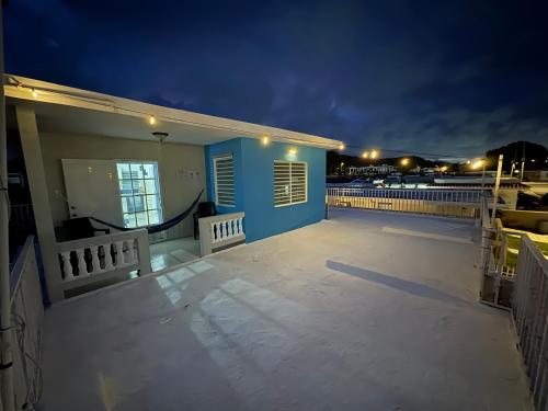 a balcony of a house with a blue wall at Casa playera in Ceiba