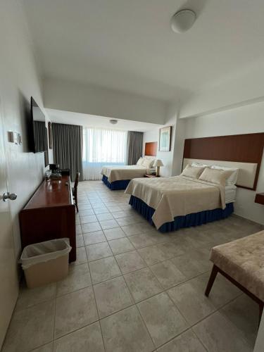 Gallery image of Suite Hotel Colon Salinas in Salinas