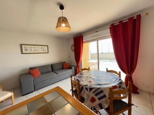 un salon avec un canapé et une table dans l'établissement Appartement T2 Cabine - Terrasse - Face Mer - 4 Pers - Parking - FR-1-323-451, à Saint-Hilaire-de-Riez