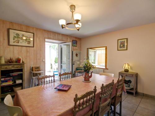 Gallery image of Gîte spacieux à Marols pour 6 personnes avec jardin et WiFi - FR-1-496-2 in Marols