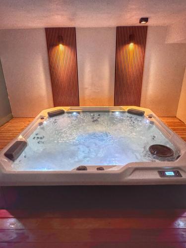 a jacuzzi tub in a hotel room at Apartamentos Torre Tressesenta in Punta del Este