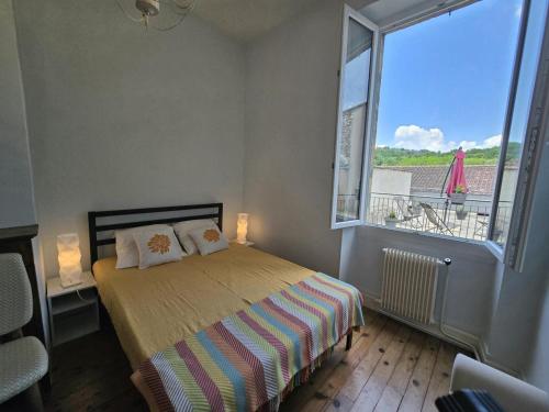 Кровать или кровати в номере Maison Historique avec Terrasse Ensoleillée et Wifi au Cœur de Villefranche-du-Périgord - FR-1-616-65
