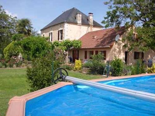 une maison avec une piscine devant une maison dans l'établissement Maison familiale avec piscine en pleine nature, proche Dordogne et sites touristiques - FR-1-616-217, à Calviac