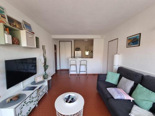 un salon avec un canapé et une table dans l'établissement Appartement T2 à Collioure avec Terrasse et Parking Privé, à 300m de la Plage - FR-1-309-385, à Collioure