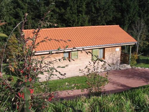 Chalet cosy avec terrasse privative, idéal pour randonnées et activités en pleine nature - FR-1-496-239