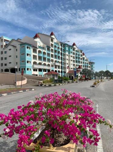 ルムットにあるMarina Island Lumutの建物前のピンクの花束