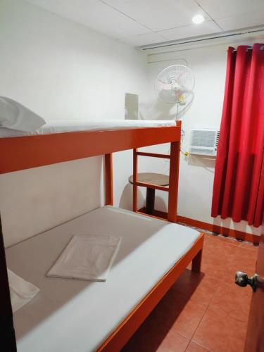 Cama o camas de una habitación en Stay Malate (Wanderers Guest House)