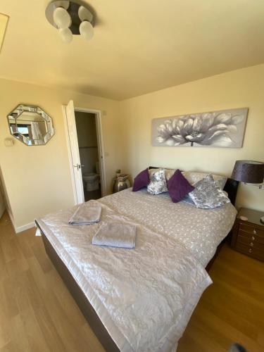 Postel nebo postele na pokoji v ubytování Rooms at Carol's Place near Porthcawl, Margam, Bridgend, 3mins to M4, 3 Room Types Available