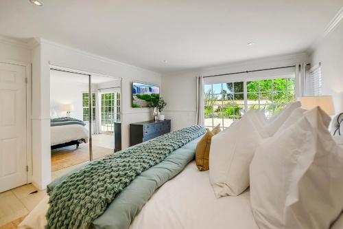 Una cama o camas en una habitación de Coastal Home in Dana Point near Laguna Beach