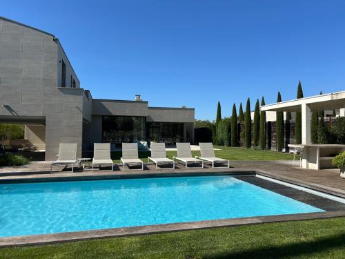 une piscine devant une maison dans l'établissement Villa contemporaine avec piscine proche centre de Saint-Rémy-de-Provence - FR-1-599-43, à Saint-Rémy-de-Provence