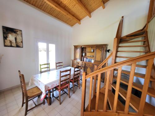 Maison paisible avec jardin, garage, WiFi, proche plage et commerces
