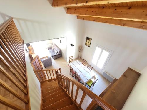 une vue aérienne d'un salon avec une table et des chaises dans l'établissement Maison paisible avec jardin, garage, WiFi, proche plage et commerces - FR-1-92-798, à Les Sables-dʼOlonne