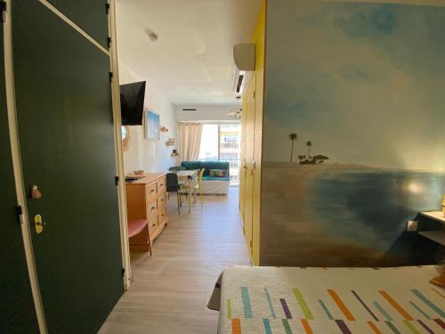 une pièce avec une chambre avec un lit et un bureau dans l'établissement Studio Balaruc-les-Bains - Clim, WiFi, Animaux admis - FR-1-503-185, à Balaruc-les-Bains