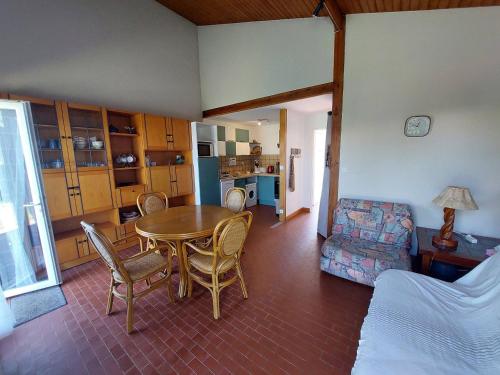 une cuisine et une salle à manger avec une table et des chaises dans l'établissement Maisonnette sécurisée avec piscine, tennis, Saint-Palais-sur-Mer - FR-1-550-94, à Saint-Palais-sur-Mer