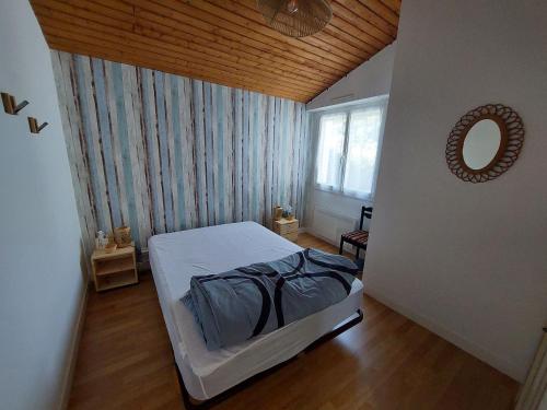 une petite chambre avec un lit et une fenêtre dans l'établissement Maisonnette sécurisée avec piscine, tennis, Saint-Palais-sur-Mer - FR-1-550-94, à Saint-Palais-sur-Mer