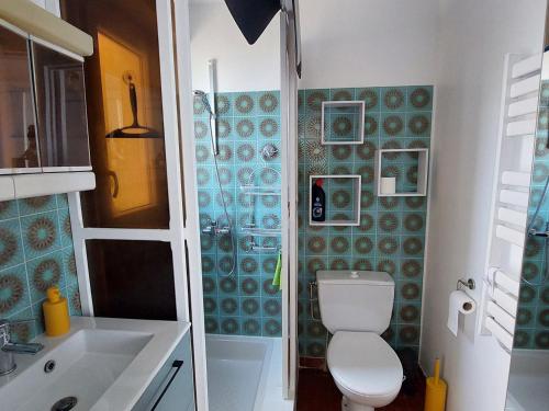 une salle de bain avec toilettes, douche et lavabo dans l'établissement Maisonnette sécurisée avec piscine, tennis, Saint-Palais-sur-Mer - FR-1-550-94, à Saint-Palais-sur-Mer