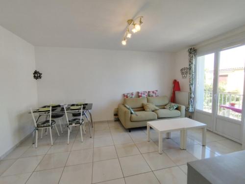 un salon avec un canapé et une table dans l'établissement T3 confortable avec terrasse et parking à 100m de la plage, pour 6 personnes à Narbonne-Plage - FR-1-795-64, à Narbonne