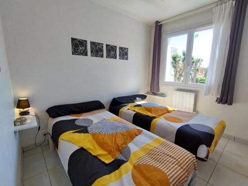 - 3 lits dans une chambre avec fenêtre dans l'établissement T3 confortable avec terrasse et parking à 100m de la plage, pour 6 personnes à Narbonne-Plage - FR-1-795-64, à Narbonne