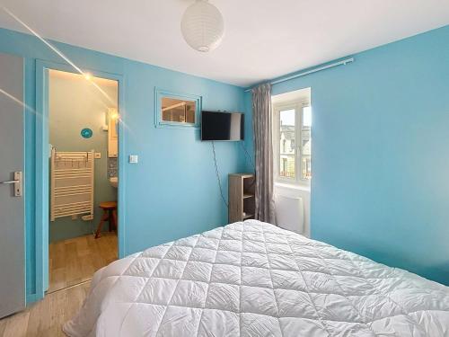 une chambre bleue avec un lit et une fenêtre dans l'établissement Appartement lumineux à Jullouville, proche plage, avec parking et wifi gratuit - FR-1-361-565, à Jullouville