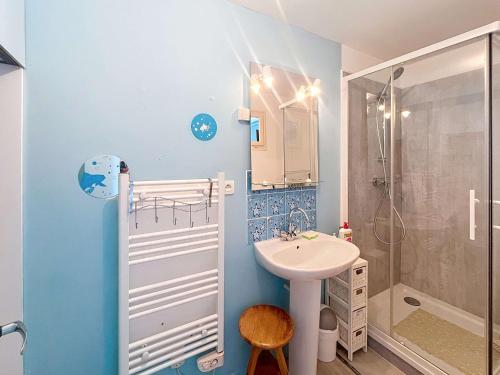 une salle de bain avec un lavabo et une douche dans l'établissement Appartement lumineux à Jullouville, proche plage, avec parking et wifi gratuit - FR-1-361-565, à Jullouville