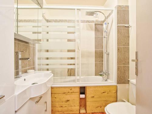 une salle de bain avec une baignoire, un lavabo et des toilettes dans l'établissement Charmant 2 pièces avec balcon, vue mer et parking - FR-1-788-68, à Cabourg