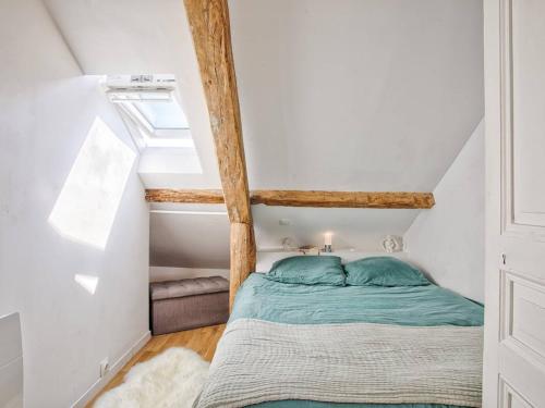 une petite chambre avec un lit dans un grenier dans l'établissement Appartement lumineux à Cabourg, 4 personnes, au cœur de la ville - FR-1-788-70, à Cabourg