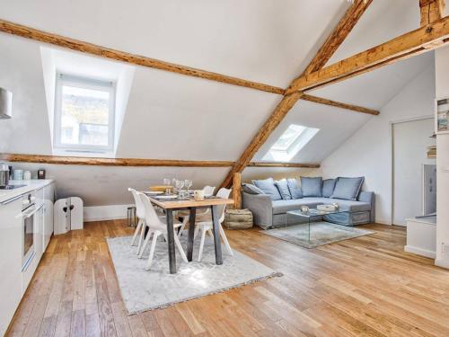une cuisine et un salon avec une table et un canapé dans l'établissement Appartement lumineux à Cabourg, 4 personnes, au cœur de la ville - FR-1-788-70, à Cabourg