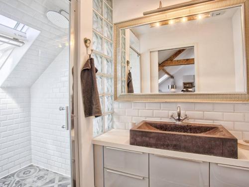 une salle de bain avec un lavabo et un miroir dans l'établissement Appartement lumineux à Cabourg, 4 personnes, au cœur de la ville - FR-1-788-70, à Cabourg