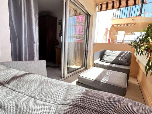 une chambre avec un lit, un canapé et une fenêtre dans l'établissement Studio cosy à Sainte-Maxime avec parking sécurisé - FR-1-226-560, à Sainte-Maxime