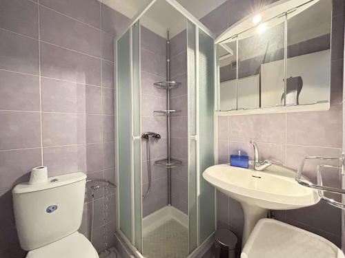 une salle de bain avec toilettes, lavabo et douche dans l'établissement Studio cosy à Sainte-Maxime avec parking sécurisé - FR-1-226-560, à Sainte-Maxime