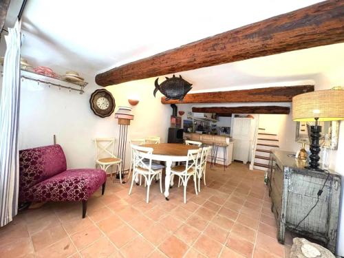une salle à manger avec une table et des chaises dans l'établissement Maison de Village Charme Saint-Tropez Centre avec Rooftop - FR-1-728-22, à Saint-Tropez