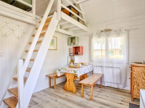 Photo de la galerie de l'établissement Chalet authentique à deux pas de la plage, parfait pour se détendre - FR-1-788-69, à Merville-Franceville-Plage