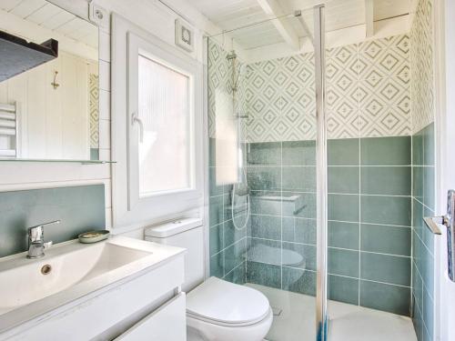 Koupelna v ubytování Chalet authentique à deux pas de la plage, parfait pour se détendre - FR-1-788-69