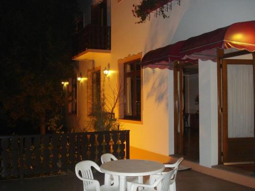 a table and chairs on the porch of a house at Hotel San Carlos in Carlos Barbosa
