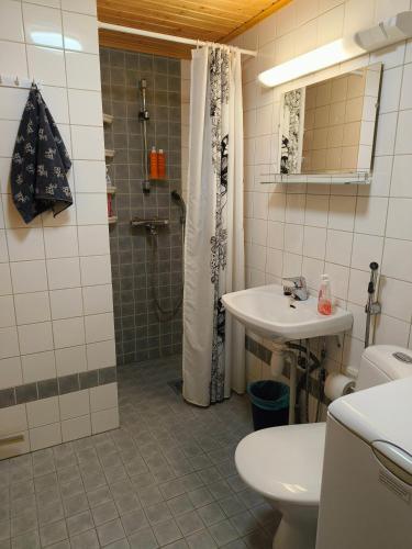 Bilik mandi di Kaarni 1km Ylläksen laskettelurinteisiin - uudet varaukset lokakuusta 2025 alkaen sisältävät liinavaatteet ja loppusiivouksen