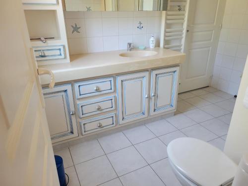 une salle de bain avec un lavabo et des toilettes dans l'établissement Maisonnette à Barbâtre près plage, 4 pers., terrasse, parking - FR-1-823-156, à Barbâtre