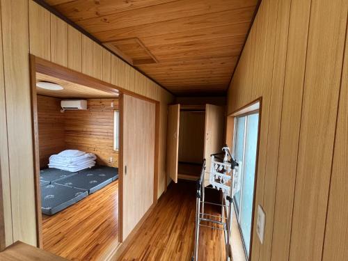 Una cama o camas en una habitación de 閑静な立地 繁華街とコンビニ バス停徒歩圏内 奄美 Guest House iroha 1日1組 2025年5月 Open Quiet Location Near Downtown One Group Per Day