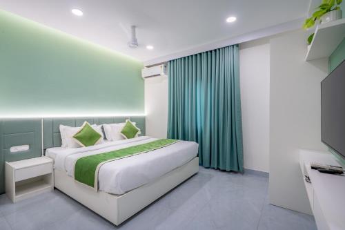 Postel nebo postele na pokoji v ubytování Grace Suites