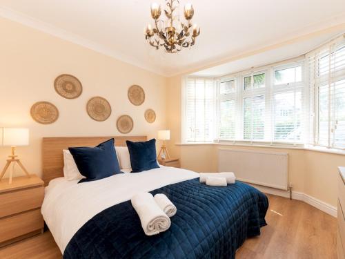 Pass the Keys Stunning Spacious Chessington Gem with Parkingにあるベッド