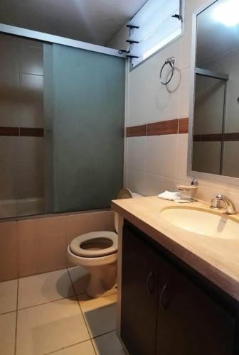 Departamento في كوتشابامبا: حمام مزود بمرحاض ومغسلة ومرآة