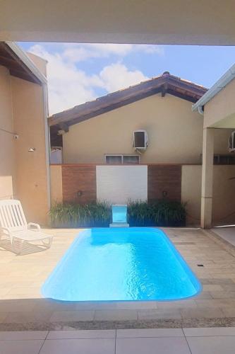 Bazén v ubytování Casa com piscina aquecida, a 20 min do Beto Carrero nebo v jeho okolí