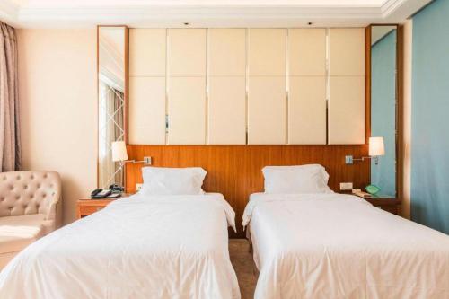Postel nebo postele na pokoji v ubytování Regency Hotel
