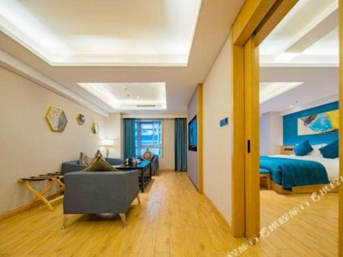 a living room with a bed and a couch at Xian Katie Eastman Hotel in Xi'an