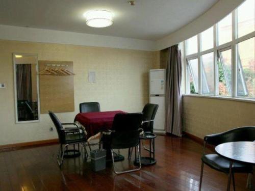 a room with a table and chairs and a room with a table and chairs at 7 Days Inn Nanjing Gaochun Metro Station in Gaochun