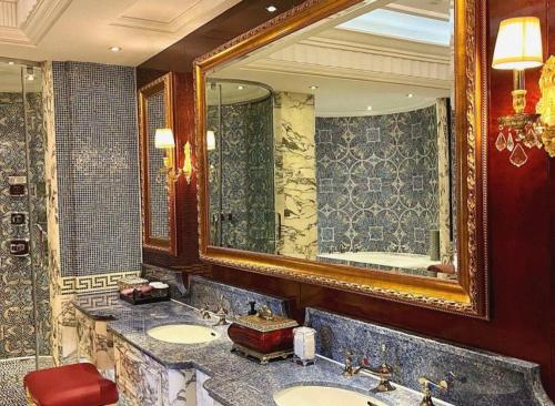 a bathroom with two sinks and a large mirror at Tongxiang Inspirock Hotel in Jiaxing