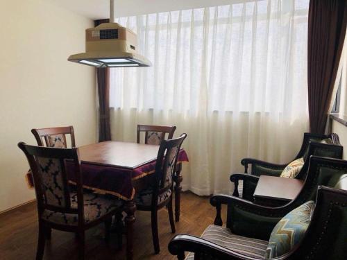 a dining room with a wooden table and chairs at James Joyce Coffetel Chengdu Jichang Road Shenxianshu in Chengdu