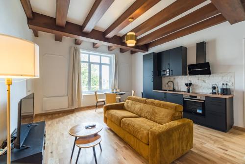 un salon avec un canapé et une table dans l'établissement Hôtel Lefort - L'Oasis Urbaine, à Guingamp