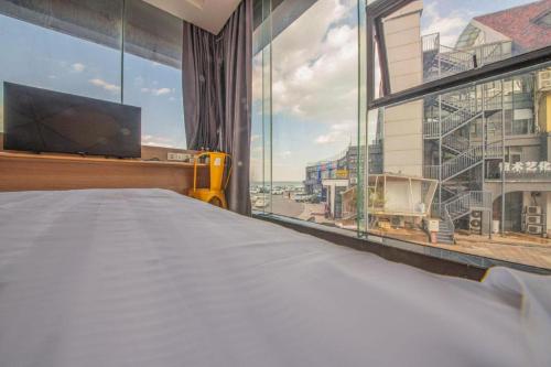Ένα ή περισσότερα κρεβάτια σε δωμάτιο στο 7 Days Premium Qingdao World of Ocean Qingdao University