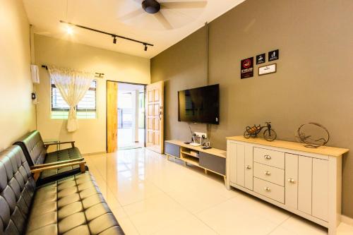 un soggiorno con divano e TV a schermo piatto di Urban 10pax Terrace Gem near Sunway Carnival a Perai